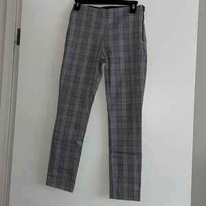 White/black patterned pants. Skinny style. Stretchy material. Like new.